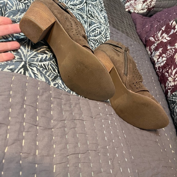 Lola Perforated Ankle Boot 8.5 - Picture 4 of 6